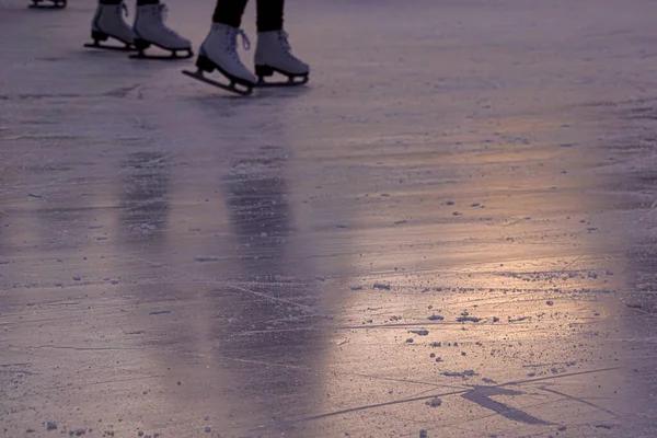 Buz Patenine Yakın Çekim Bulanık Paten Odaklı — Stok fotoğraf