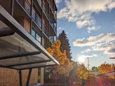 Bulutlu gökyüzüne karşı binanın düşük açılı görüntüsü 