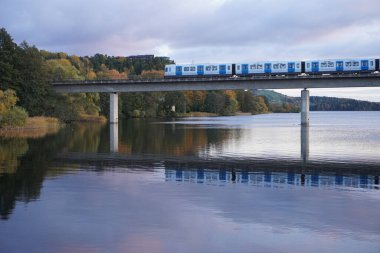 Nehrin üzerindeki köprünün gökyüzüne bakan manzarası