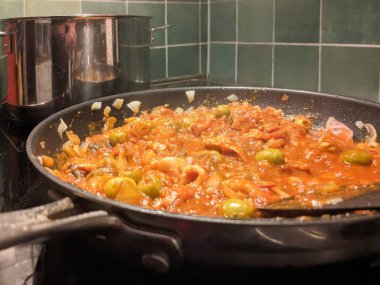 Ocakta bir tencere yemek.