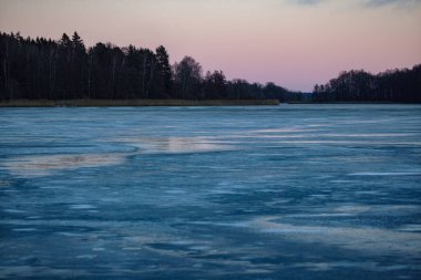 Gün batımında donmuş göl manzarası