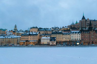 Şehirdeki gökyüzüne karşı binaların görüntüsü