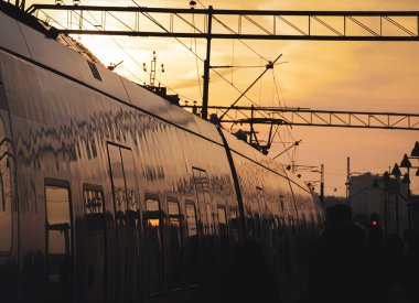 Gün batımında tren istasyonu manzarası 