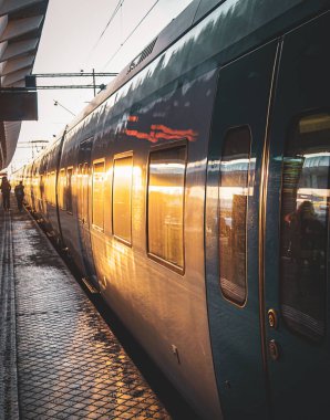Gün batımında tren istasyonu manzarası 