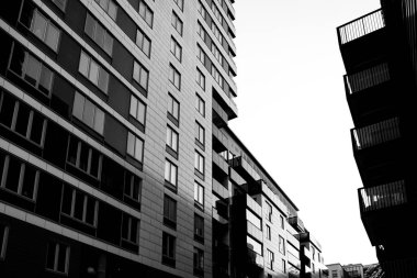 Açık gökyüzü karşı binaların düşük açılı görünüş