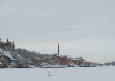 Gökyüzüne karşı binaların deniz manzarası