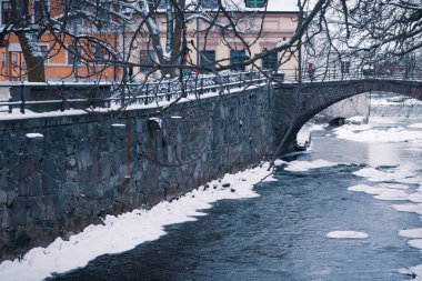 Kış boyunca köprü manzarası