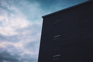 Bir binanın düşük açılı görüntüsü 