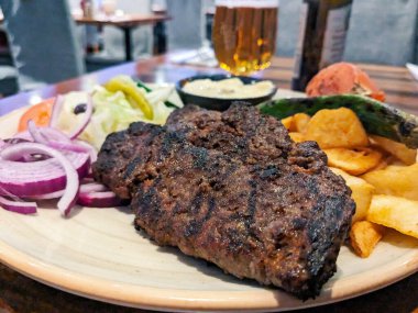 Bir restoranda yemek yakın. 