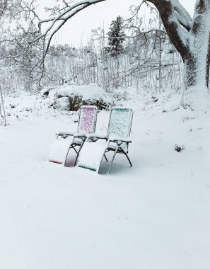 Kar tarlasında boş sandalyeler