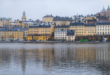 Arka planda şehir olan bir nehir.