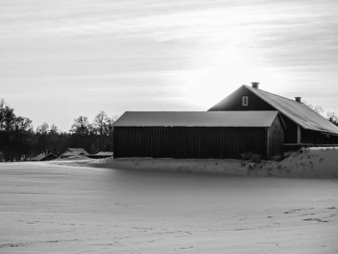 Kışın ahır binalarının manzarası 