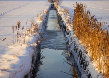 Kışın bir hendeğe yakın.