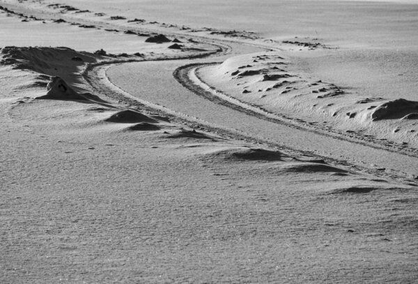 Высокий угол обзора заснеженной окружной дороги на поле 