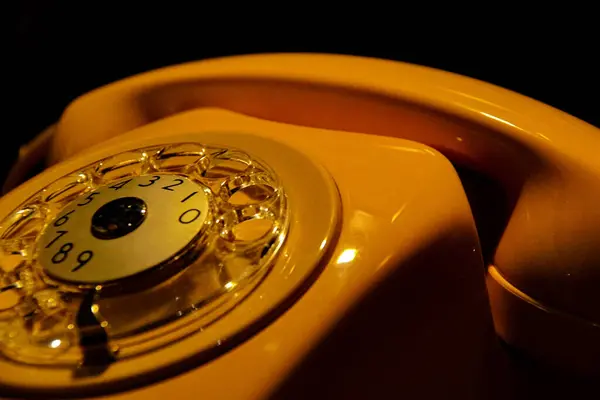 Eski moda bir telefonun yakın plan çekimi.