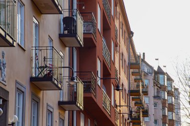 Gökyüzüne karşı binaların alçak açılı görüntüsü 