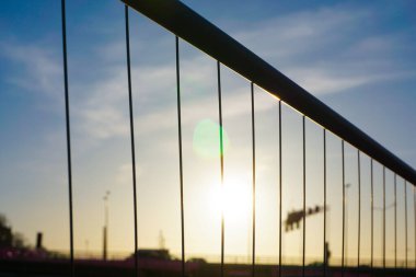 Gökyüzüne karşı bir çitin alçak açılı görüntüsü 