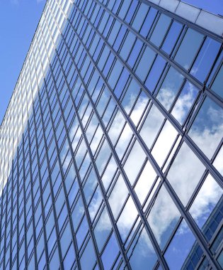 Gökyüzüne bakan bir binanın alçak açılı görüntüsü 