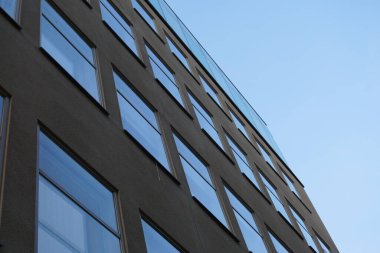 Gökyüzüne bakan bir binanın alçak açılı görüntüsü 