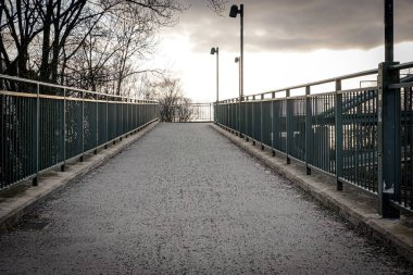 Çitli bir yürüyüş yolu manzarası 