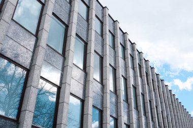 Modern bir binanın düşük açılı görüntüsü 