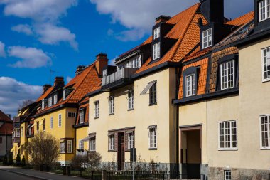 Gökyüzüne karşı binaların alçak açılı görüntüsü 