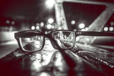 Geceleri bir bankta gözlüğü kapat. 