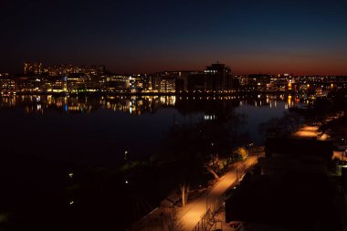Geceleri gökyüzüne karşı aydınlatılmış binaların yüksek açılı görüntüsü