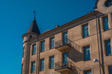 Gökyüzüne bakan bir binanın alçak açılı görüntüsü 