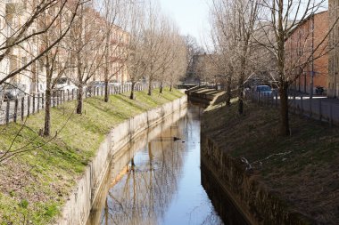 Şehirdeki bir kanal manzarası 