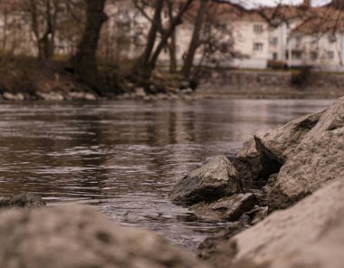 Kanaldaki kayaları kapatın. 