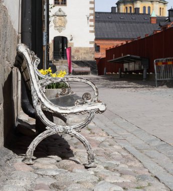 Eski bir bankı kapat.