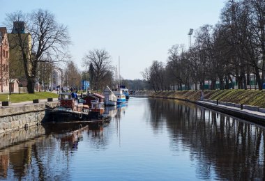 Şehir boyunca bir kanal manzarası 