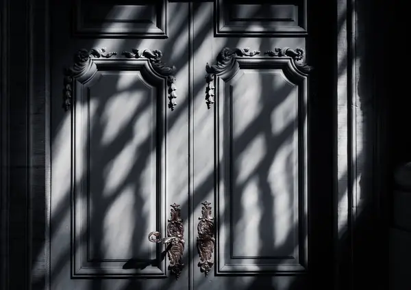 Kapalı kapılar ardında. 