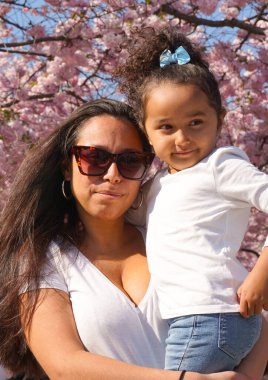 Kiraz ağacında anne ve kızının portresi 