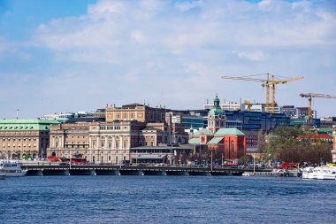 Nehir kıyısında bir şehir manzarası 