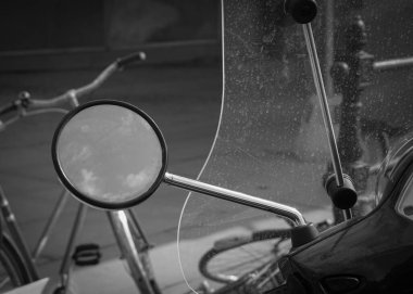 Bir dikiz aynası yakın çekim 