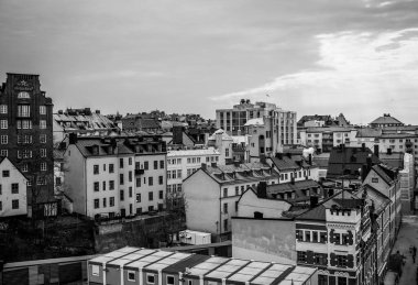 Gökyüzüne karşı bir şehrin manzarası 