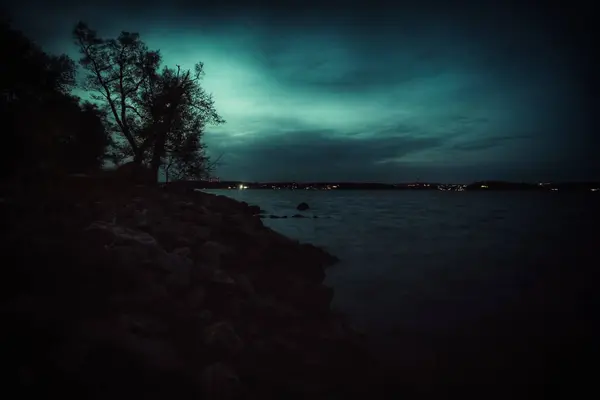 Gece şehrin yakınındaki bir takımadanın manzarası 