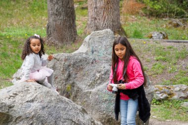 Ormanda yürüyüş yapan iki kız.