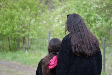 Dışarıdaki iki kişinin arka görüntüsü 