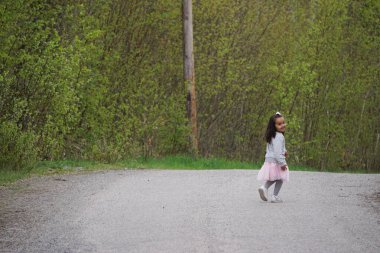 Yolda yürüyen bir çocuk. 