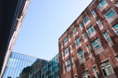 Gökyüzüne karşı binaların alçak açılı görüntüsü 