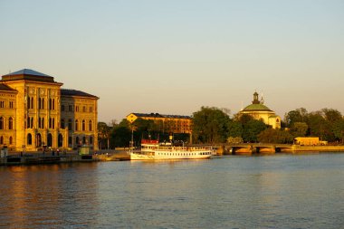 Nehir kıyısında bir şehir manzarası 