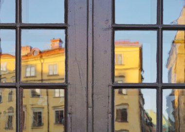 Penceredeki binaların yansıması 