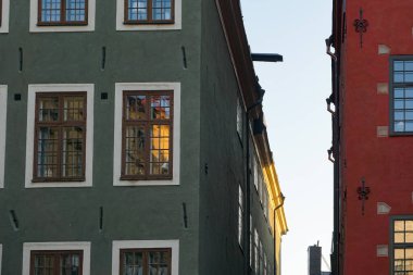 Gökyüzüne karşı binaların alçak açılı görüntüsü 