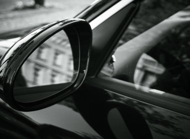 Bir arabaya ait olan dikiz aynasını kapat 