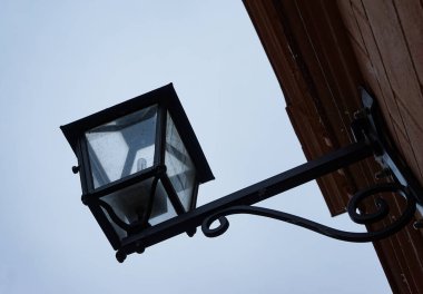 Dışarıdaki bir duvar lambasının alçak açılı görüntüsü 