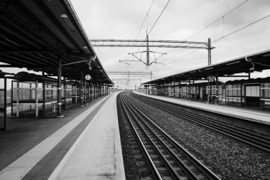 Siyah beyaz bir tren istasyonu manzarası 