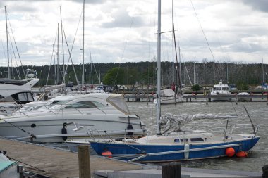 küçük teknelerle liman